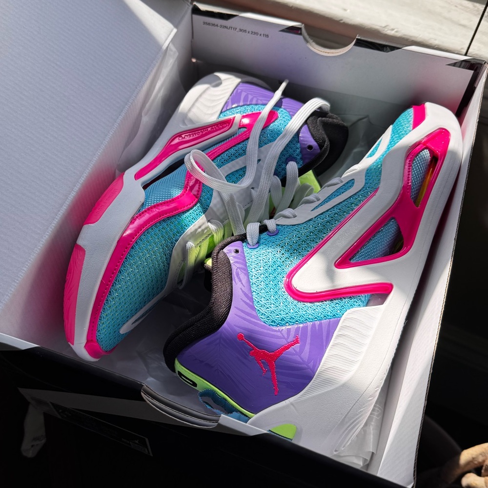 Jordan Tatum 1 “Lagoon Pulse/Pink Blast” (Mens 7.5/Womens 9)
